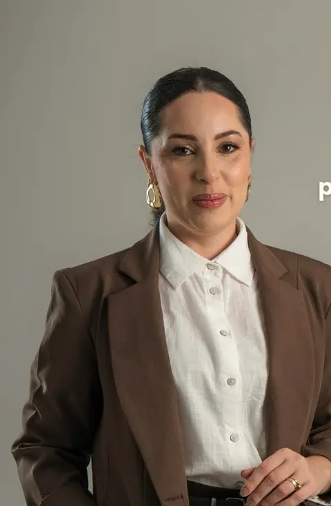 Mariana Pacheco de blazer marrom e camisa branca